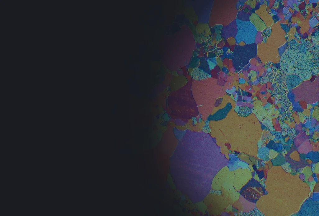 Auf der rechten Seite erscheint ein buntes Mosaik aus unregelmäßigen geometrischen Formen in verschiedenen hellen Farbtönen, das allmählich in einen einfarbigen dunklen Hintergrund auf der linken Seite übergeht.