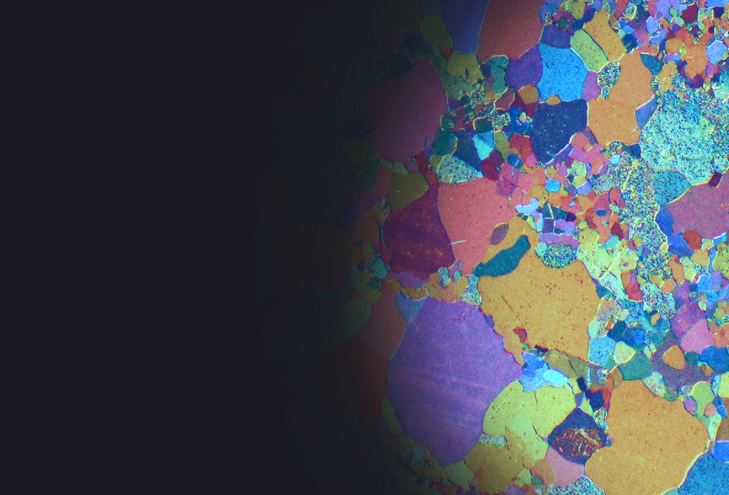 Auf der rechten Seite erscheint ein buntes Mosaik aus unregelmäßigen geometrischen Formen in verschiedenen hellen Farbtönen, das allmählich in einen einfarbigen dunklen Hintergrund auf der linken Seite übergeht.