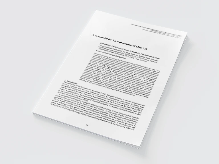 Auf einer weißen Fläche liegt ein Stapel gedruckter akademischer Papiere. Die oberste Seite trägt die Überschrift A customized VAR processing of Alloy 718, mit Abschnitten aus dichtem schwarzen Text und den Namen der Autoren am oberen Rand.